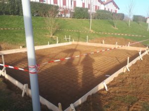 Préparation d'une dalle béton pour 2 roues