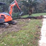 Travaux avant le montage d'une clôture palissade