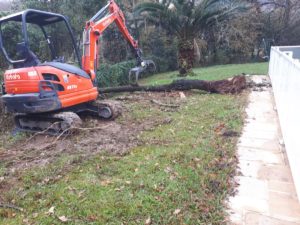 Travaux avant le montage d'une clôture palissade